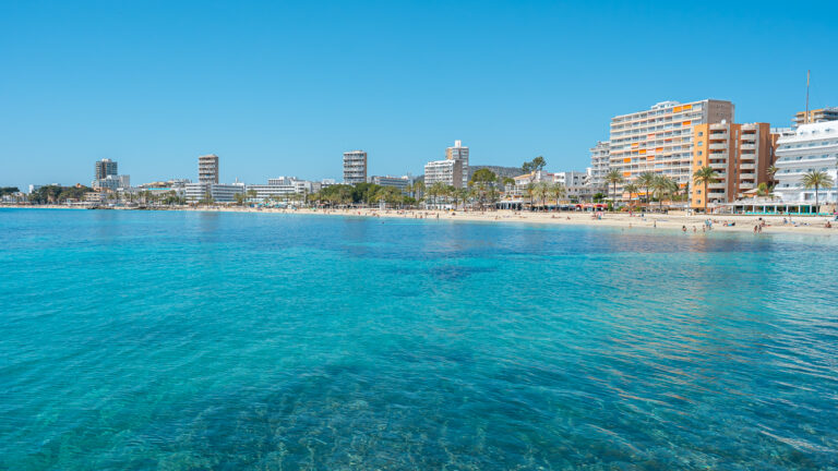 Eksotisk sandstrand med turkisblåt hav, hvor Utopia Guideskole afholder guideskole med jobgaranti