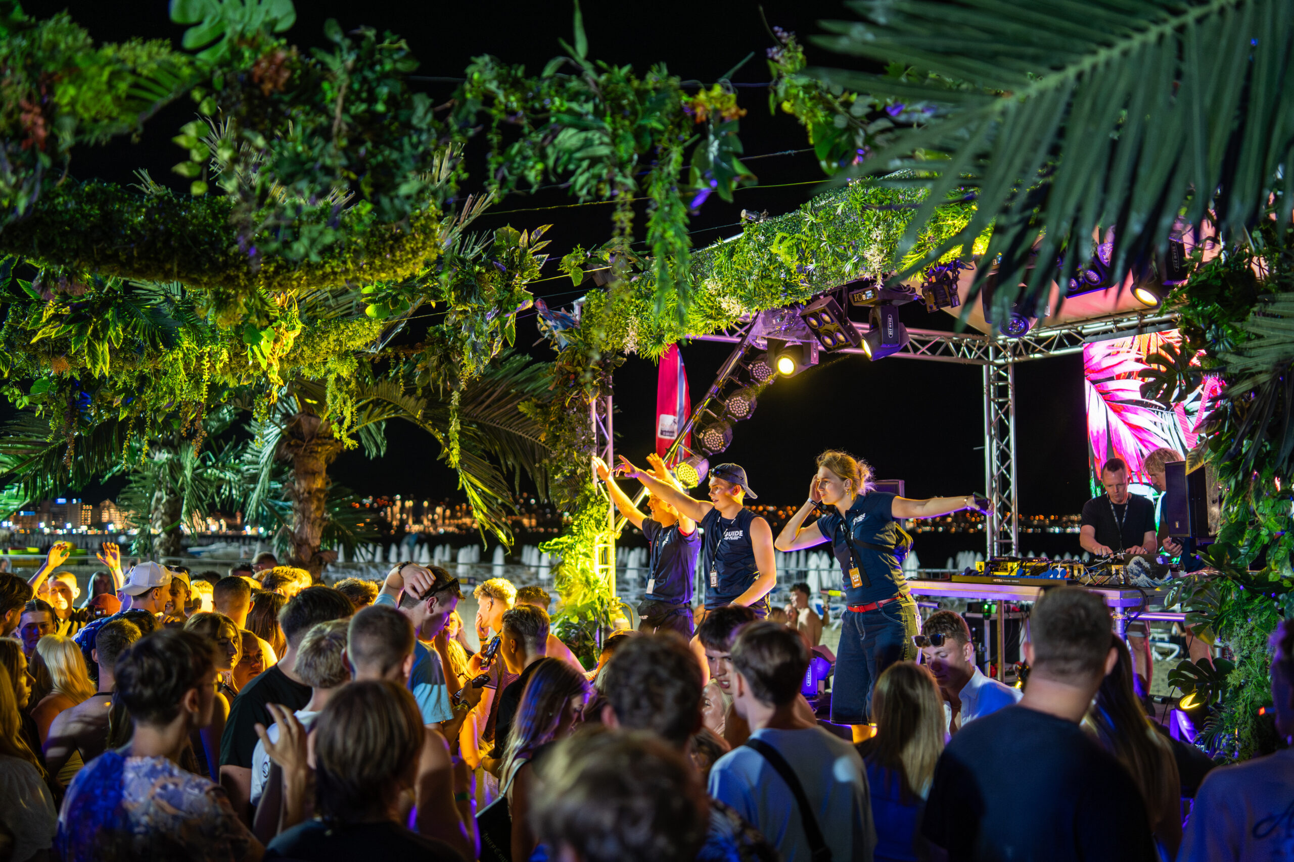 Stor strandfest i Sunny Beach med høj musik, masser af mennesker og elektrisk energi.